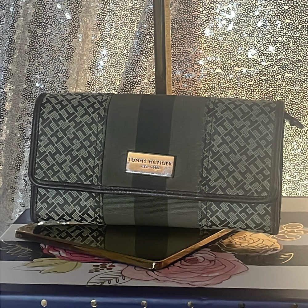 * Tommy Hilfiger Brown Wallet